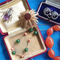 JEWELLERY
Gold, silver and items with precious
stones. Costume jewellery, gold
plate and pinchbeck, Whitby jet,
cameos, vintage beads and more. Sell your jewellwery to us